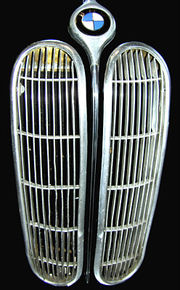 Stilistisches Merkmal der PKW von BMW sind die Doppel-Nieren des Kühlergrills